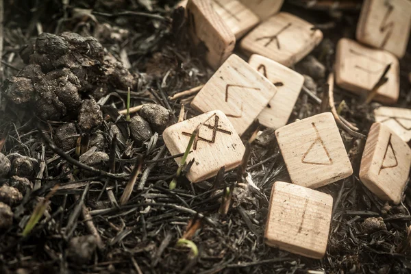 Runas de madera en el suelo —  Fotos de Stock