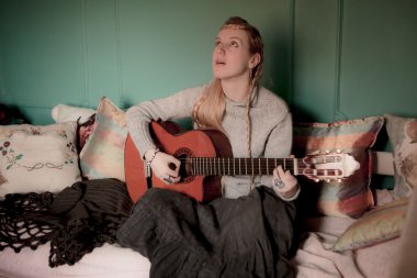 gitar ile güzel bir kadın