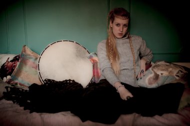 sarışın kadın tef ile