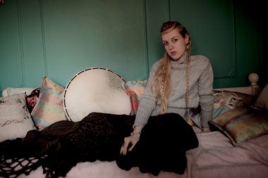 sarışın kadın tef ile