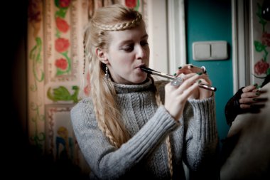 sarışın kadın tef ile