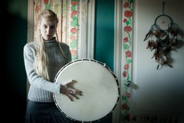 sarışın kadın tef ile