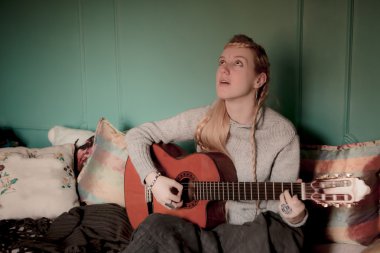 gitar ile güzel bir kadın