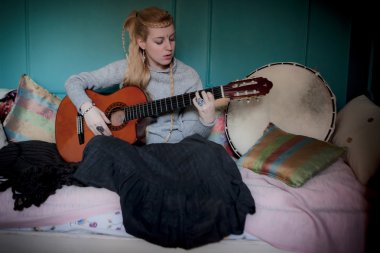 gitar ile güzel bir kadın