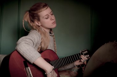 iki güzel kadın tef ve gitar ile