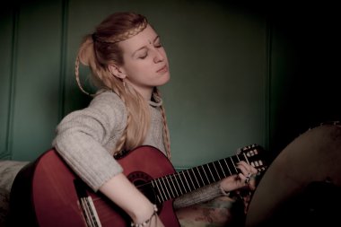 iki güzel kadın tef ve gitar ile