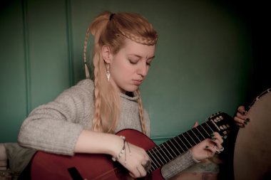 iki güzel kadın tef ve gitar ile