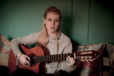 gitar ile güzel bir kadın