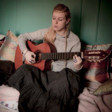 gitar ile güzel bir kadın