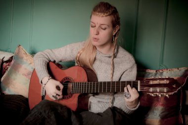 gitar ile güzel bir kadın