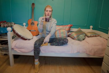 çay ile etnik tarzda güzel sarışın kadın