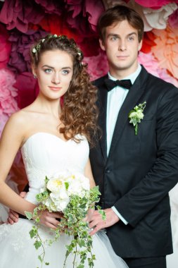 Genç çift düğün elbise