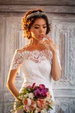 Çiçekli, çekici bir gelin.