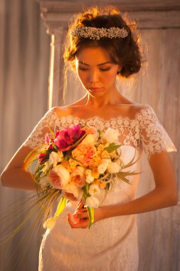 Çiçekli, çekici bir gelin.