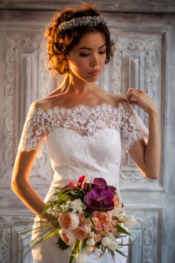 Çiçekli, çekici bir gelin.