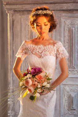 Çiçekli, çekici bir gelin.