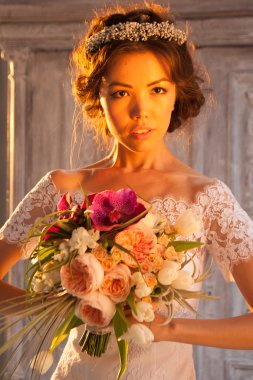 Çiçekli, çekici bir gelin.