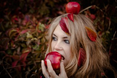 Genç kız bir sonbaharda Halloween cadı giyinmiş.