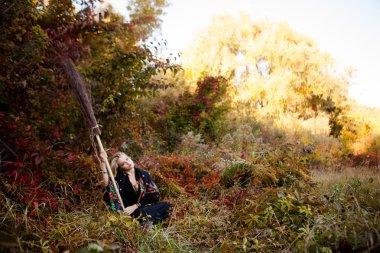 Genç kız bir sonbaharda Halloween cadı giyinmiş. 