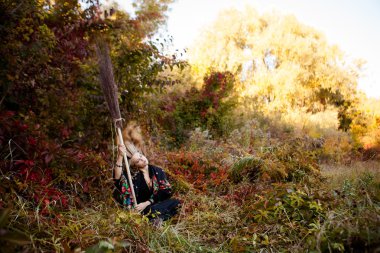 Genç kız bir sonbaharda Halloween cadı giyinmiş. 