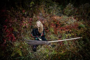 Genç kız bir sonbaharda Halloween cadı giyinmiş. 