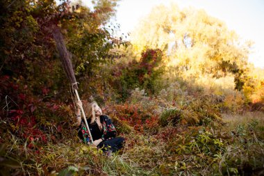 Genç kız bir sonbaharda Halloween cadı giyinmiş. 