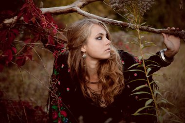 Güzel genç kız arasında renkli duran siyah elbiseli bırakır