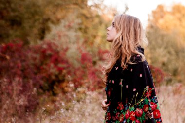 Güzel genç kız arasında renkli duran siyah elbiseli bırakır