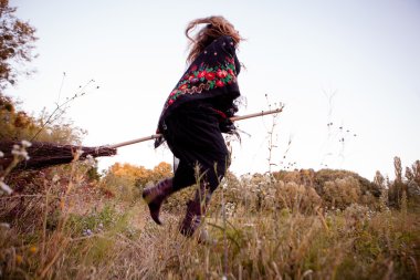 Güzel genç kız arasında renkli duran siyah elbiseli bırakır