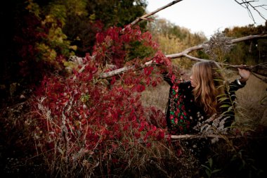 Güzel genç kız arasında renkli duran siyah elbiseli bırakır