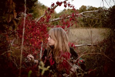 Güzel genç kız arasında renkli duran siyah elbiseli bırakır