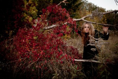 Güzel genç kız arasında renkli duran siyah elbiseli bırakır