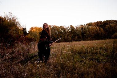 Güzel genç kız arasında renkli duran siyah elbiseli bırakır