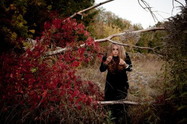 Güzel genç kız arasında renkli duran siyah elbiseli bırakır