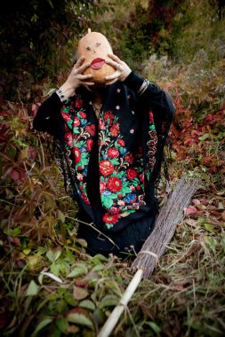 Güzel genç kız arasında renkli duran siyah elbiseli bırakır