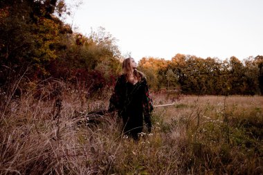 oung kız bir sonbaharda Halloween cadı giyinmiş.