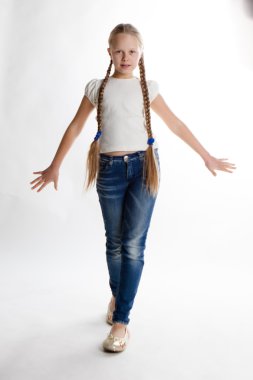 Uzun saçlı sarışın kız