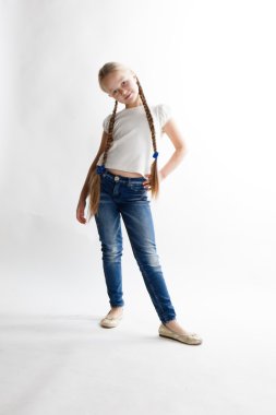 Uzun saçlı sarışın kız