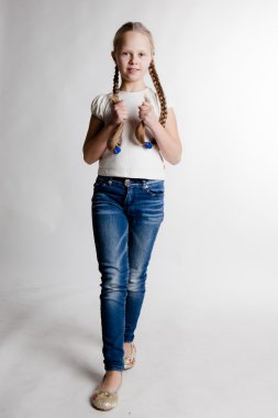 uzun sarı saçlı güzel kız