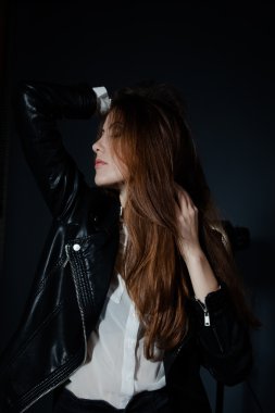 Siyah deri jacke çekici genç kadın