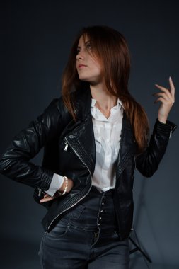 Siyah deri jacke çekici genç kadın