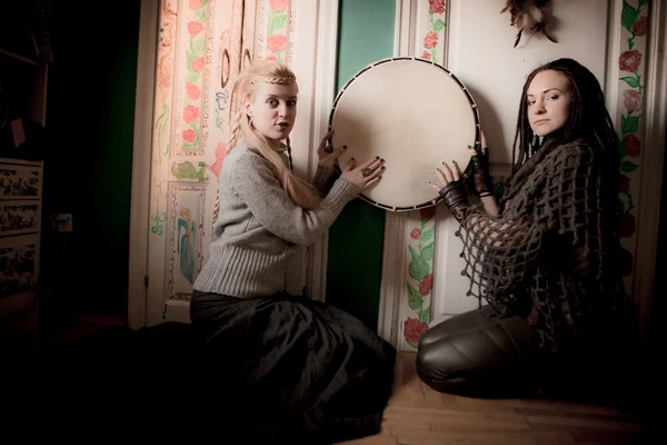 Twee mooie vrouw met tamboerijn — Stockfoto