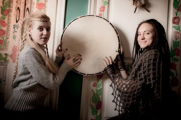 Twee mooie vrouw met tamboerijn — Stockfoto