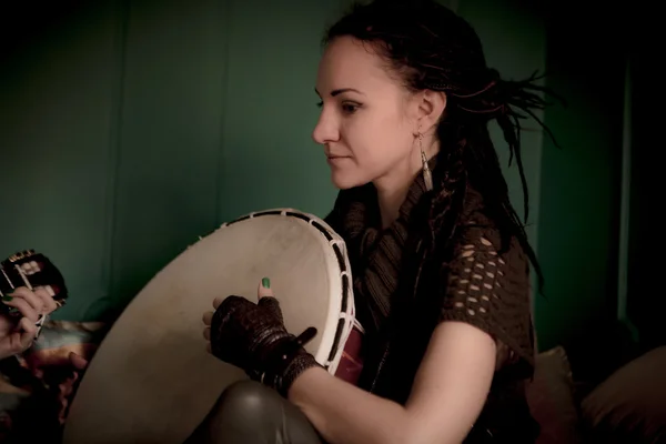 Vrouw met een tamboerijn — Stockfoto