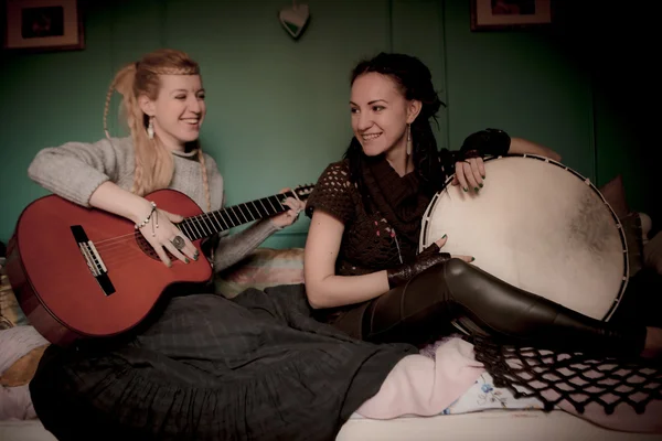 Two beautiful woman with  tambourine and guitar — Stock Photo, Image