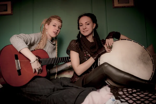 Two beautiful woman with  tambourine and guitar — Stock Photo, Image