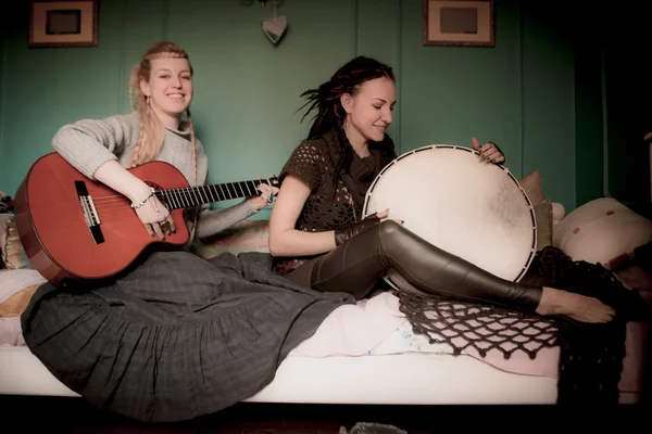 Due belle donne con tamburello e chitarra — Foto Stock