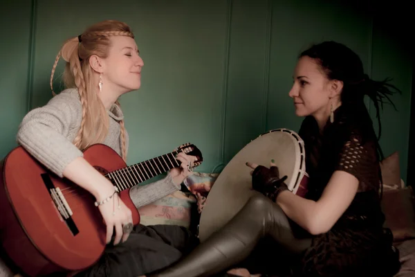 Twee mooie vrouw met tamboerijn en gitaar — Stockfoto