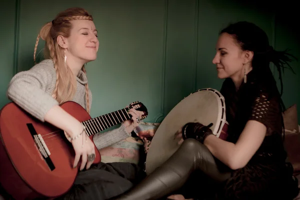 Two beautiful woman with  tambourine and guitar — Stock Photo, Image