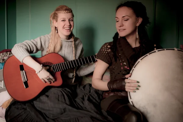 Two beautiful woman with  tambourine and guitar — Stock Photo, Image